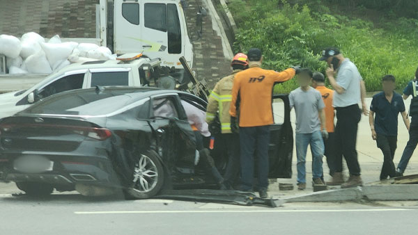 경기 포천 도로에서 화물차-승용차 추돌‥2명 부상