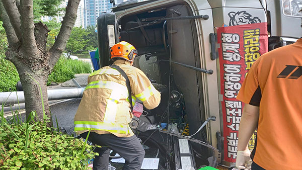 인천서 좌회전하던 레미콘 차량 옆으로 넘어져‥신호등 파손