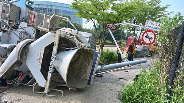 인천서 좌회전하던 레미콘 차량 옆으로 넘어져‥신호등 파손