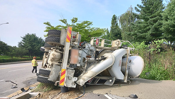 인천서 좌회전하던 레미콘 차량 옆으로 넘어져‥신호등 파손