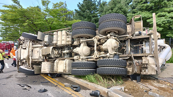 인천서 좌회전하던 레미콘 차량 옆으로 넘어져‥신호등 파손