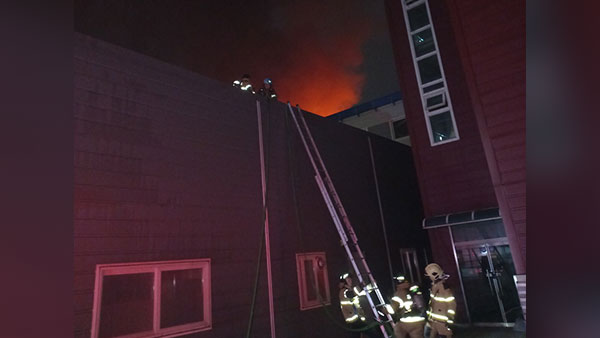 인천 미추홀구 전기차 충전기 제조 공장서 불‥인명 피해 없어