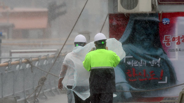 경상권 등 1만명 사전 대피‥KTX 운행중지 속출