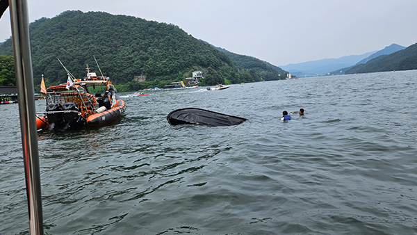 가평 청평호서 제트스키 전복‥3명 구조