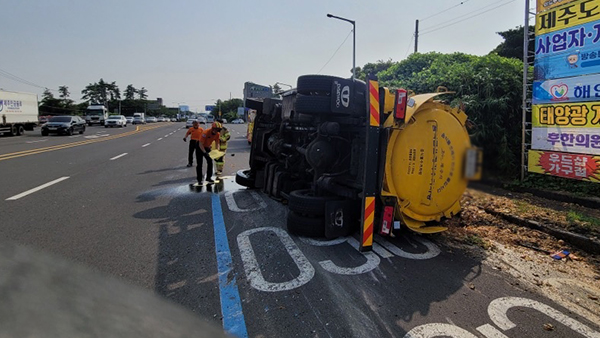 제주서 음식물 쓰레기차 전도‥2명 부상
