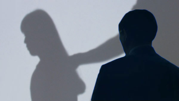 전 연인에 수십 회 연락하고 직장 찾아가 폭행한 50대 구속 기소