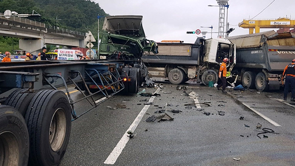 부산신항 주변 도로서 화물차-승용차 등 5대 추돌‥1명 사망, 2명 심정지