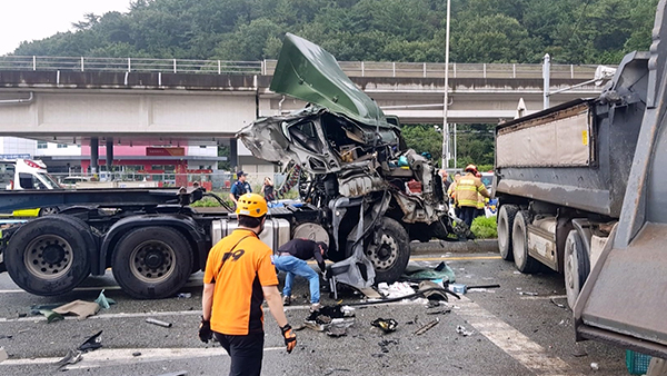 부산신항 주변 도로서 화물차-승용차 등 5대 추돌‥1명 사망, 2명 심정지