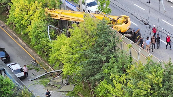 대전서 크레인이 차량 3대·전신주 들이받아‥4명 경상