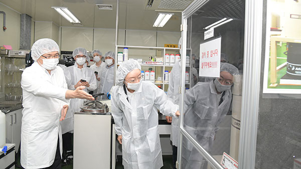 오유경 식약처장, '방사능 안전 우려'에 급식납품 수산물 점검  