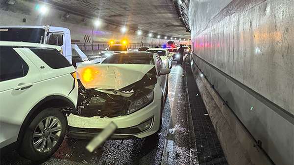 경기 성남 화랑지하차도서 차량 12대 연쇄 추돌‥4명 경상 