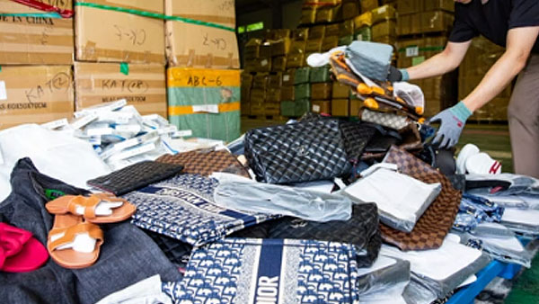 중국산 '짝퉁' 명품 가방·담배 들여온 밀수 일당 송치