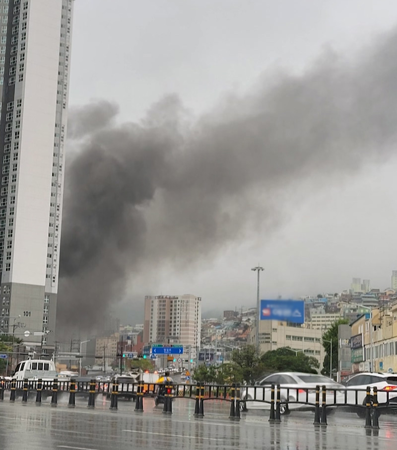 부산 목욕탕 화재로 폭발‥소방관·공무원 등 21명 부상