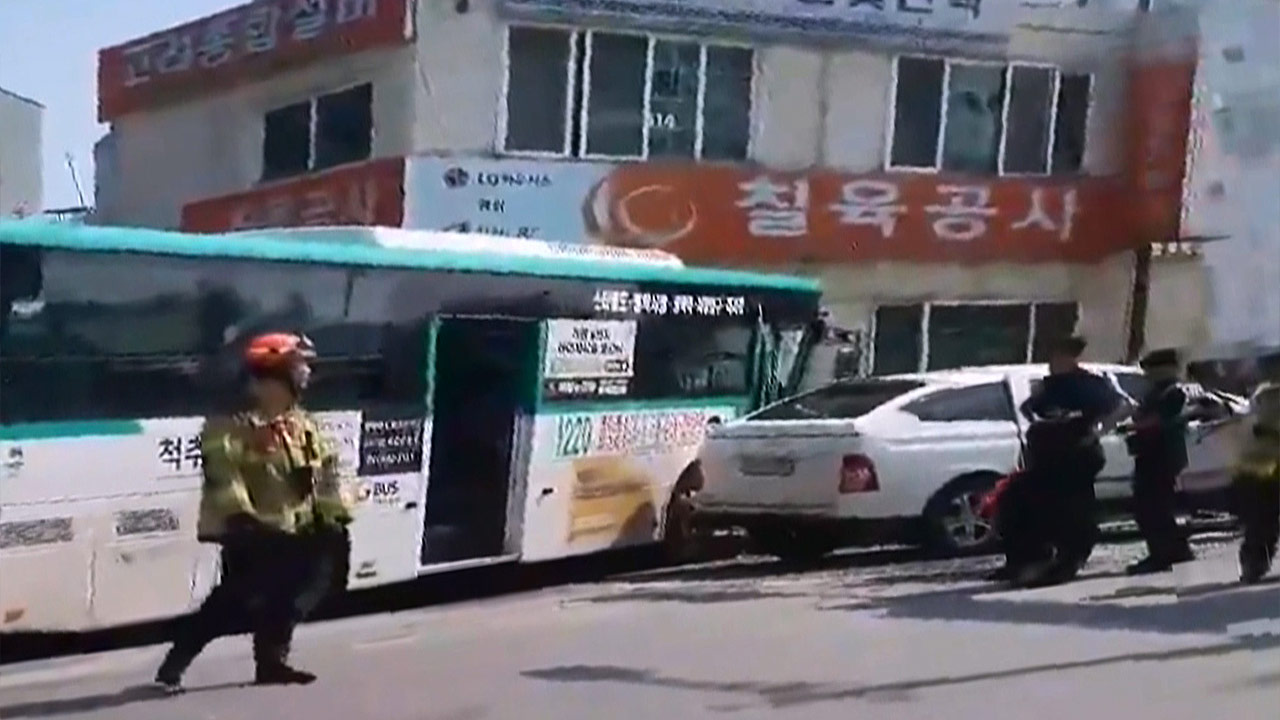 경기 평택의 한 사거리서 시내버스-바카라 사이트 충돌‥10명 부상