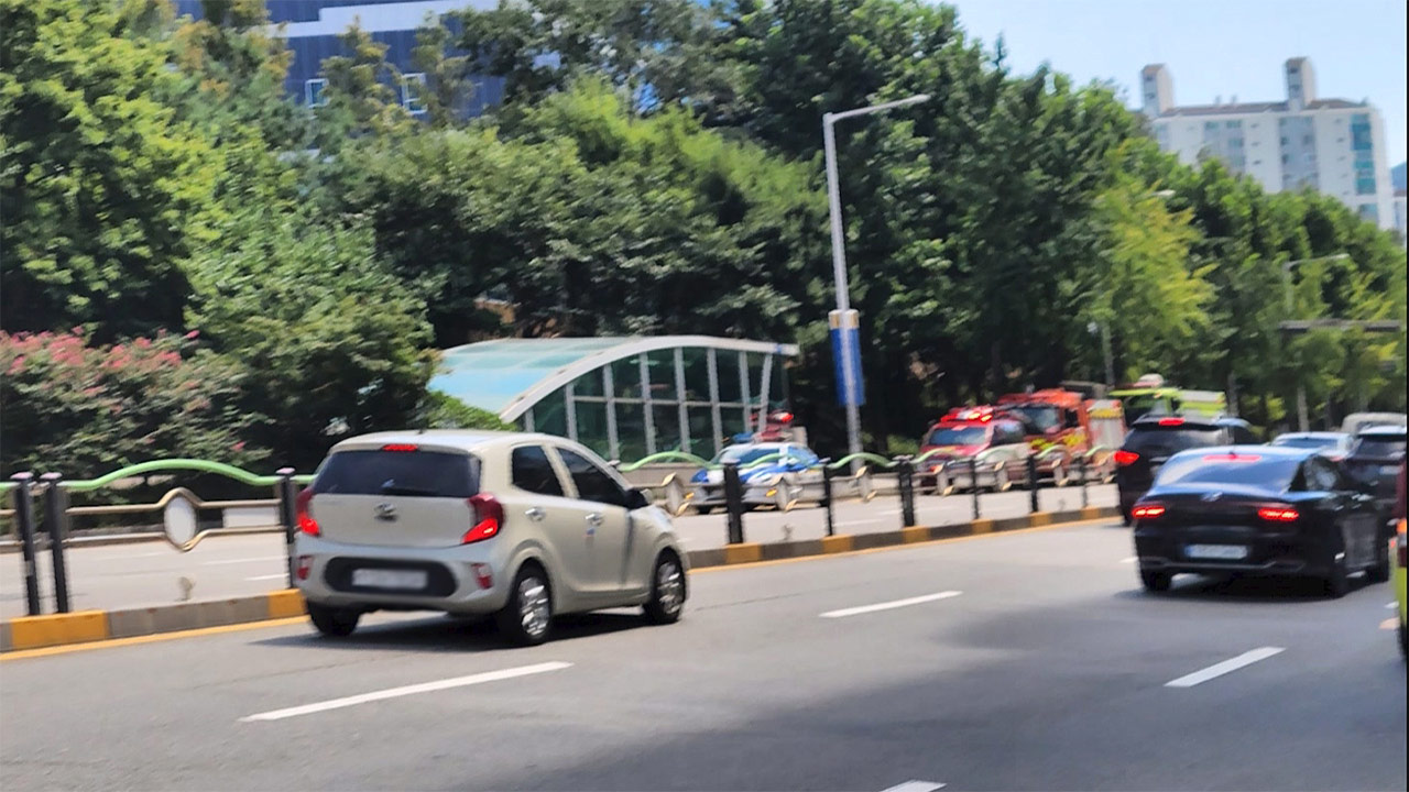 경기 안양시 평촌역에 진입하던 바카라사이트 총판 승리바카라 연기 발생‥시민 2백여 명 대피