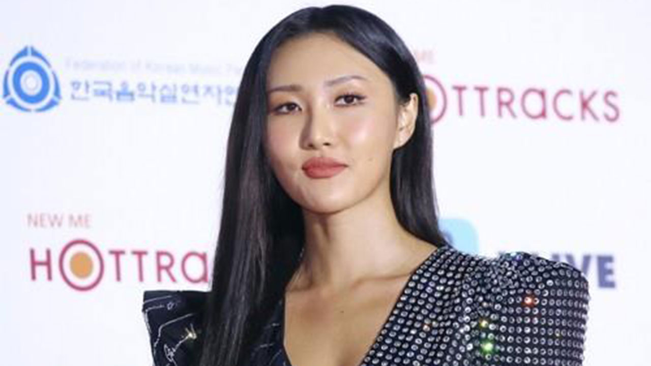 대학 축제 '퍼포먼스 논란' 마마무 화사 경찰 출석 조사