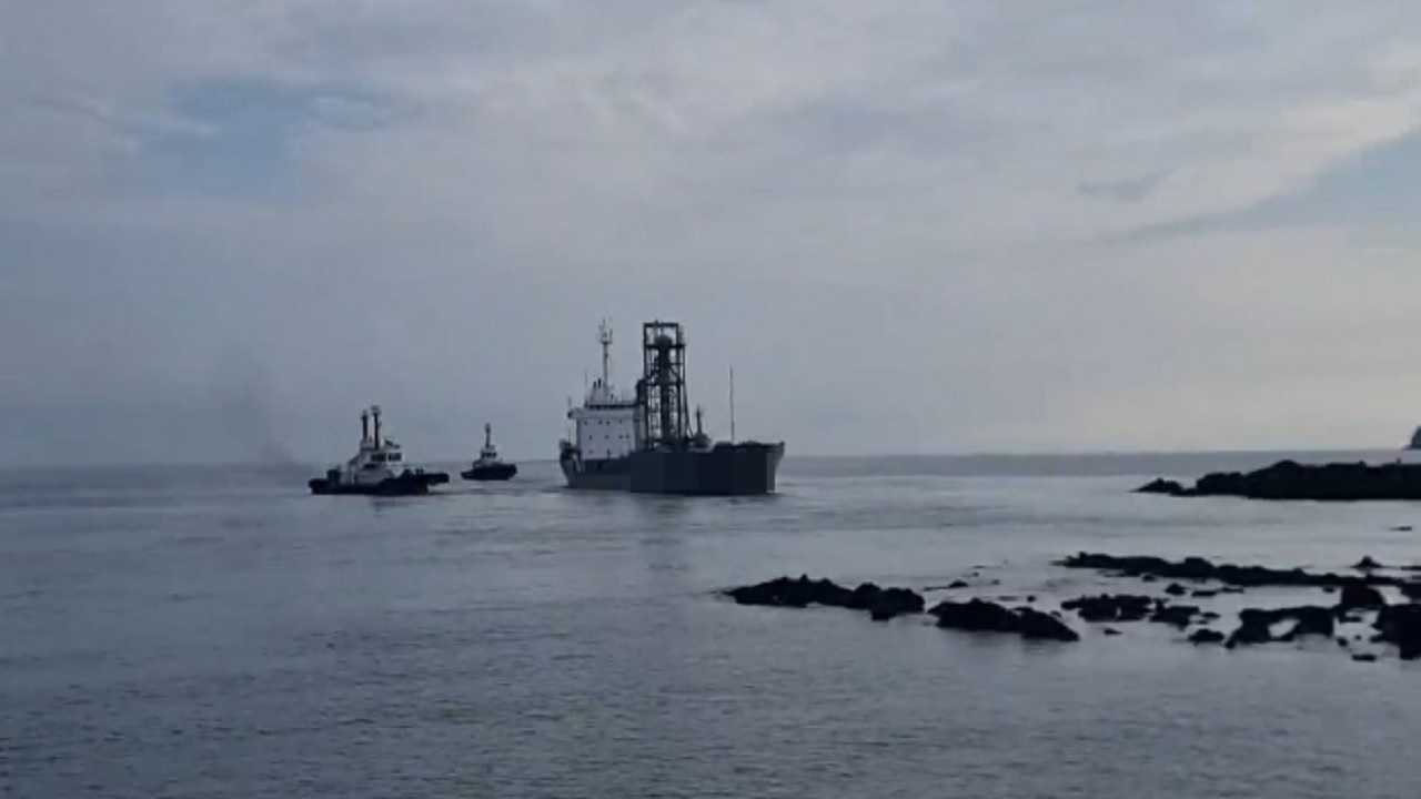 제주서 암초에 좌초된 시멘트운반선, 13시간 만에 부두로