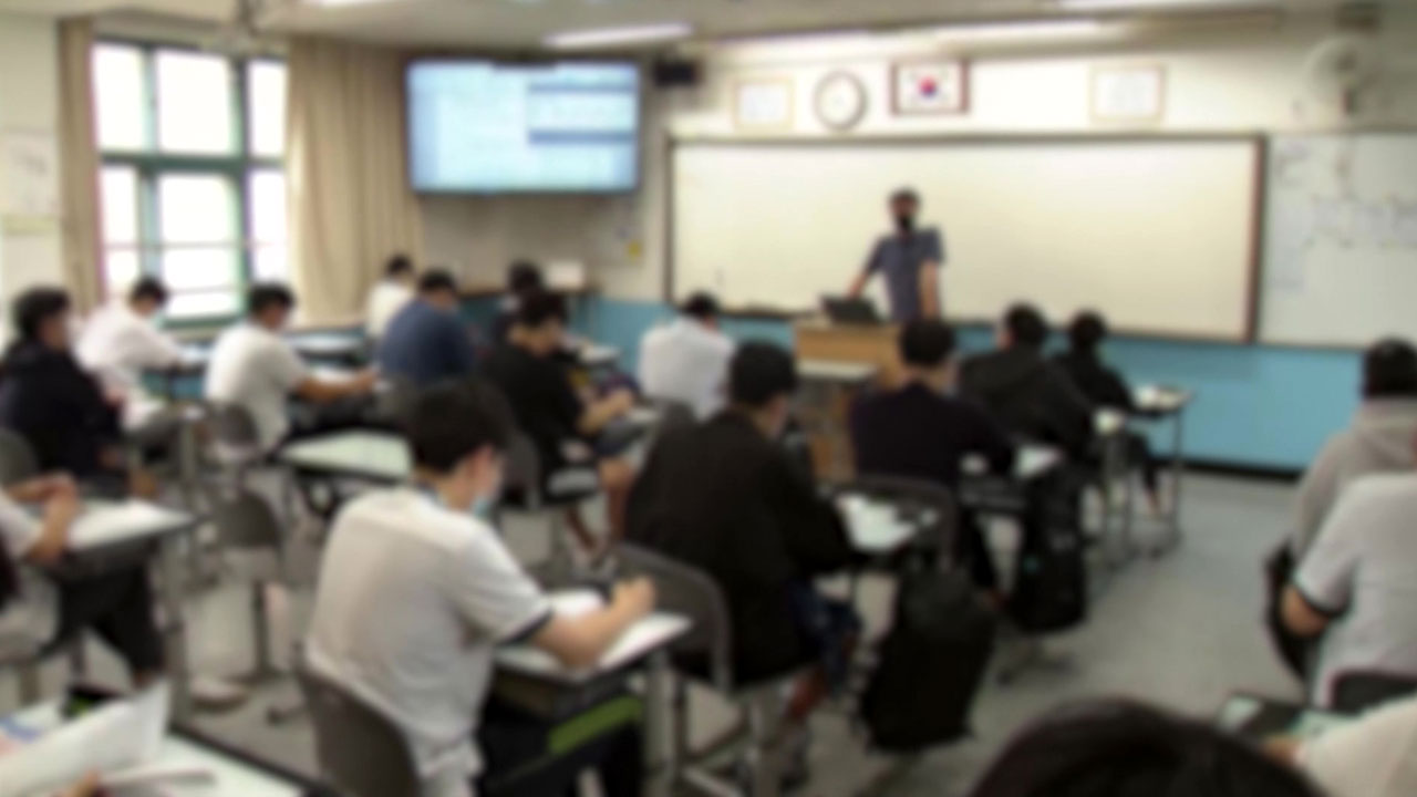 OECD 평균 대비 '교사 1인당 학생수' 많고 '초임교사 급여'는 적어