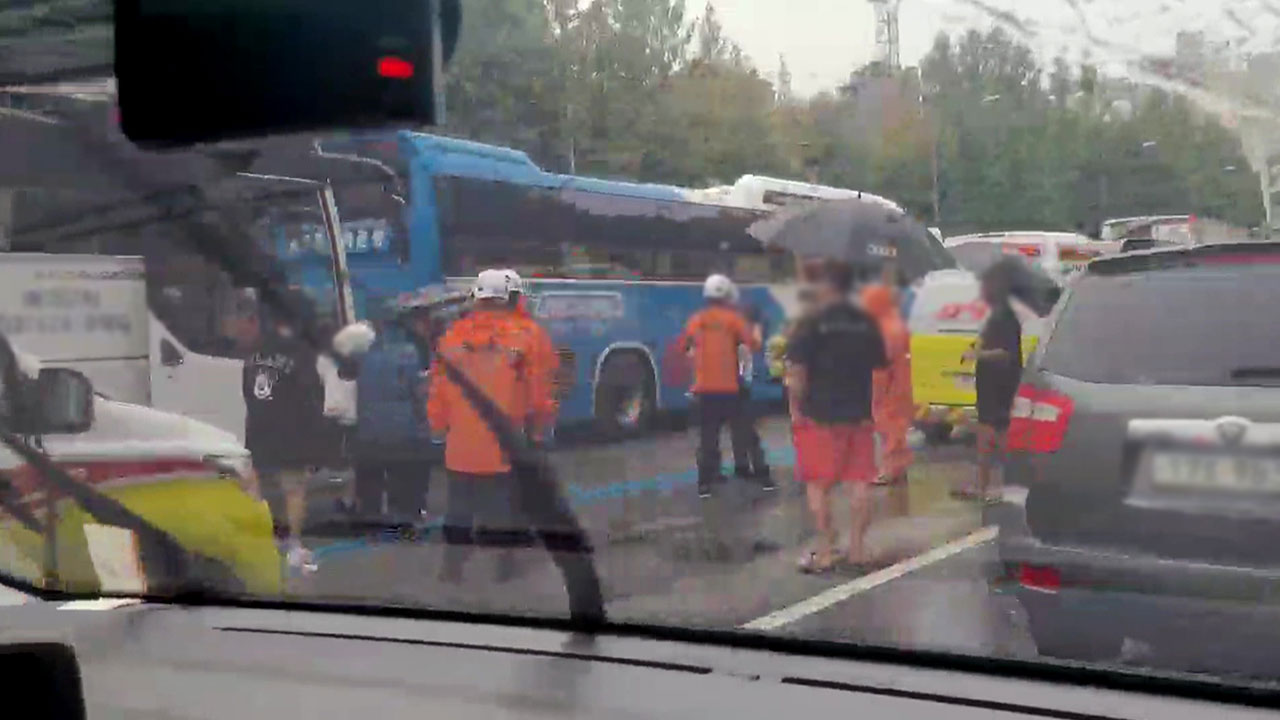 서초나들목서 빗길에 미끄러진 트럭과 학생들 탄 관광버스 추돌‥21명 병원 이송