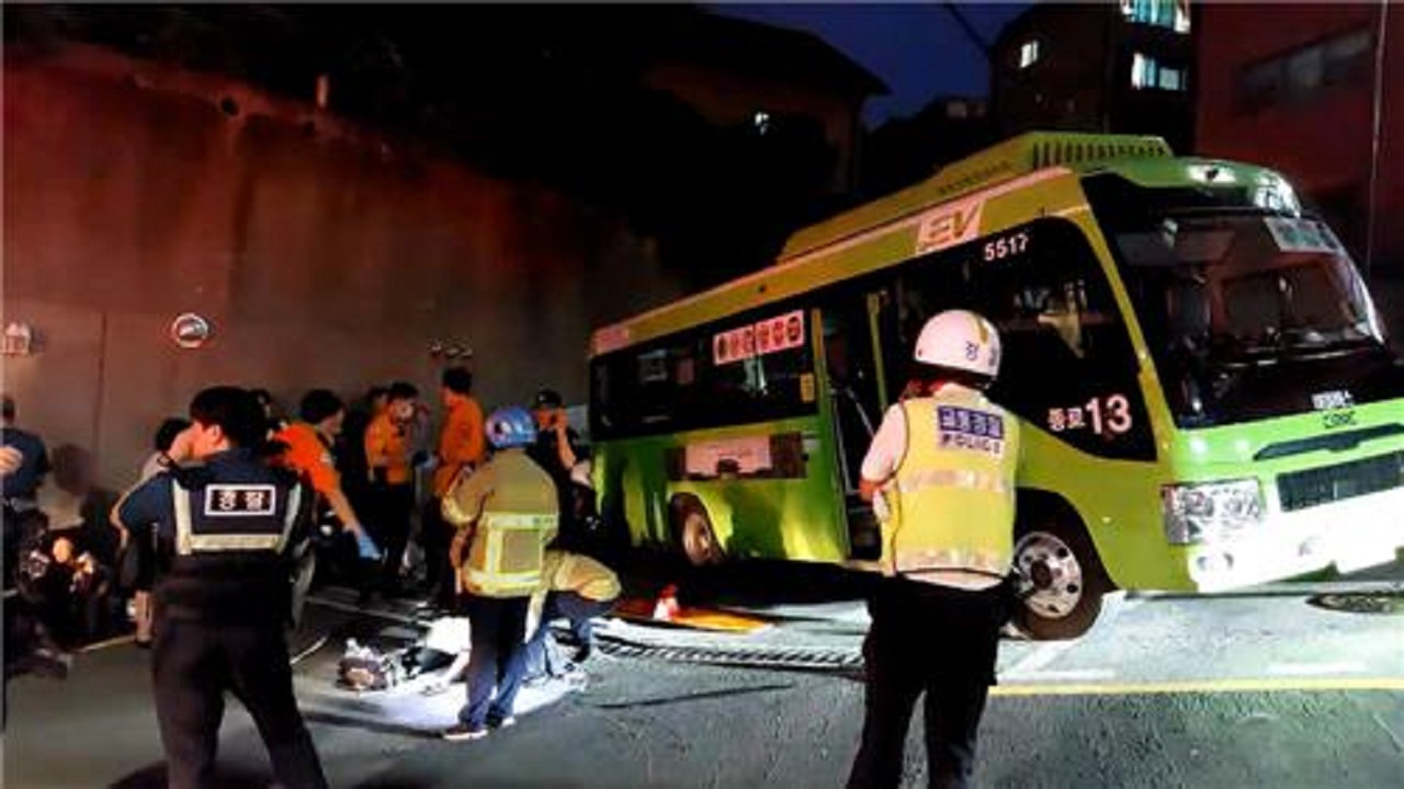 서울 상명대 인근 마을버스 미끄러져‥17명 경상