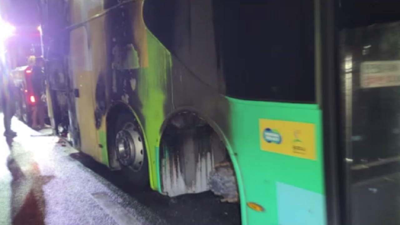 경기 광주시 도로 달리던 2층 버스에서 불‥9명 대피