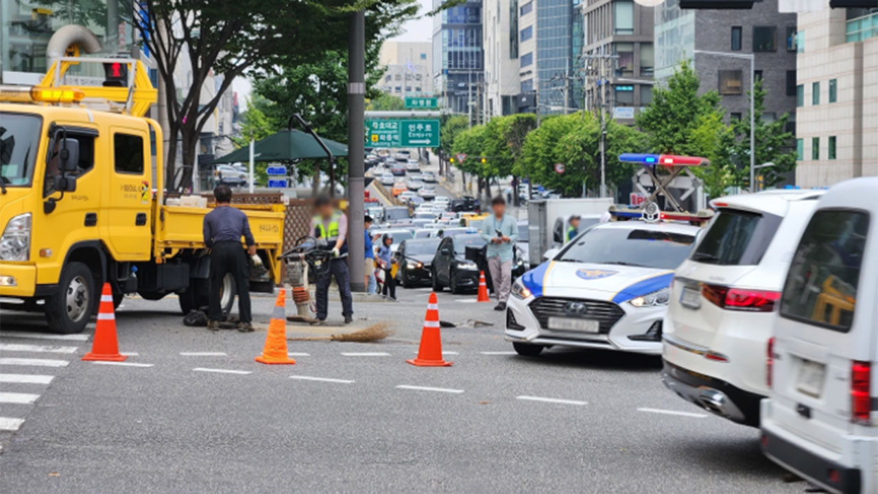 서울 강남 언주역 사거리서 도로 침하‥3시간가량 도로 통제