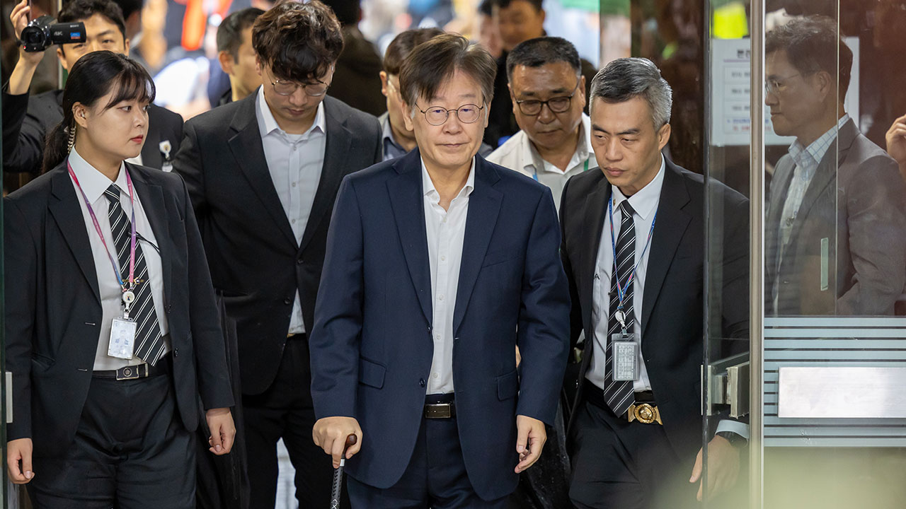 이재명 서울중앙지법 도착‥지팡이 짚고 '묵묵부답'