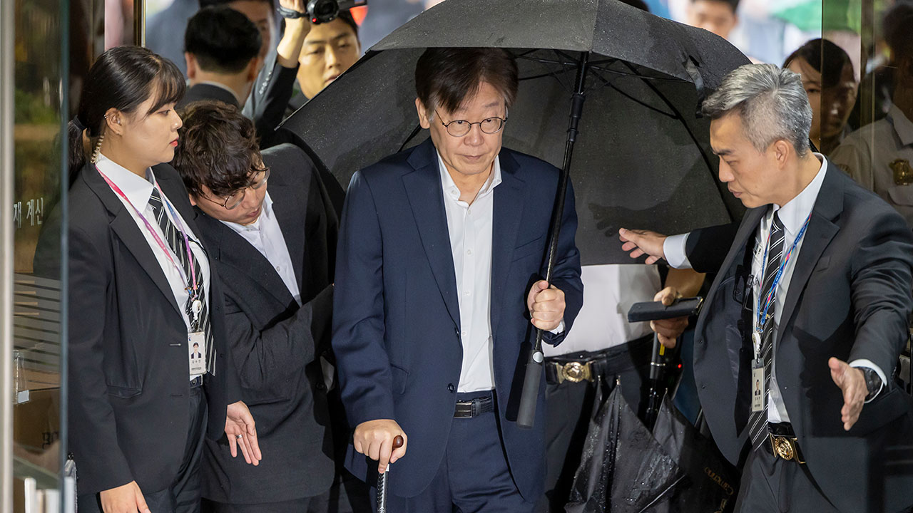 이재명 서울중앙지법 도착‥지팡이 짚고 '묵묵부답'