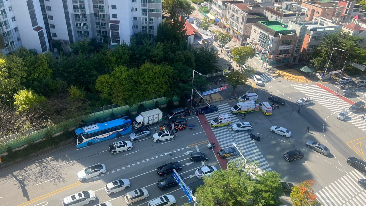 대전 관저동 사거리서 오토바이-승용차 부딪쳐‥2명 부상