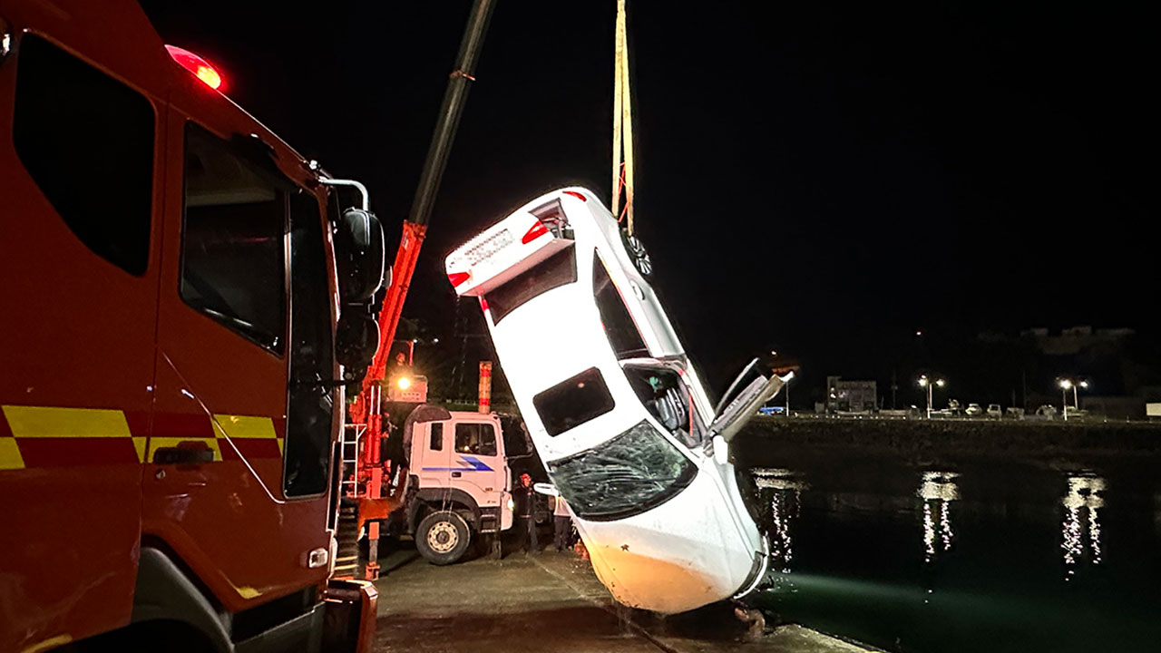 태안 모항항 선착장서 승용차 바다로 추락‥운전자 1명 사망