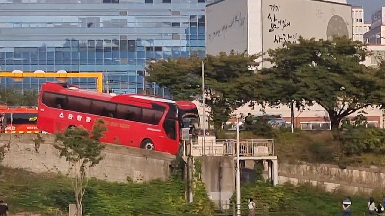 경기 광명 철산대교서 높이제한봉에 버스 끼어‥"한때 차량 정체"