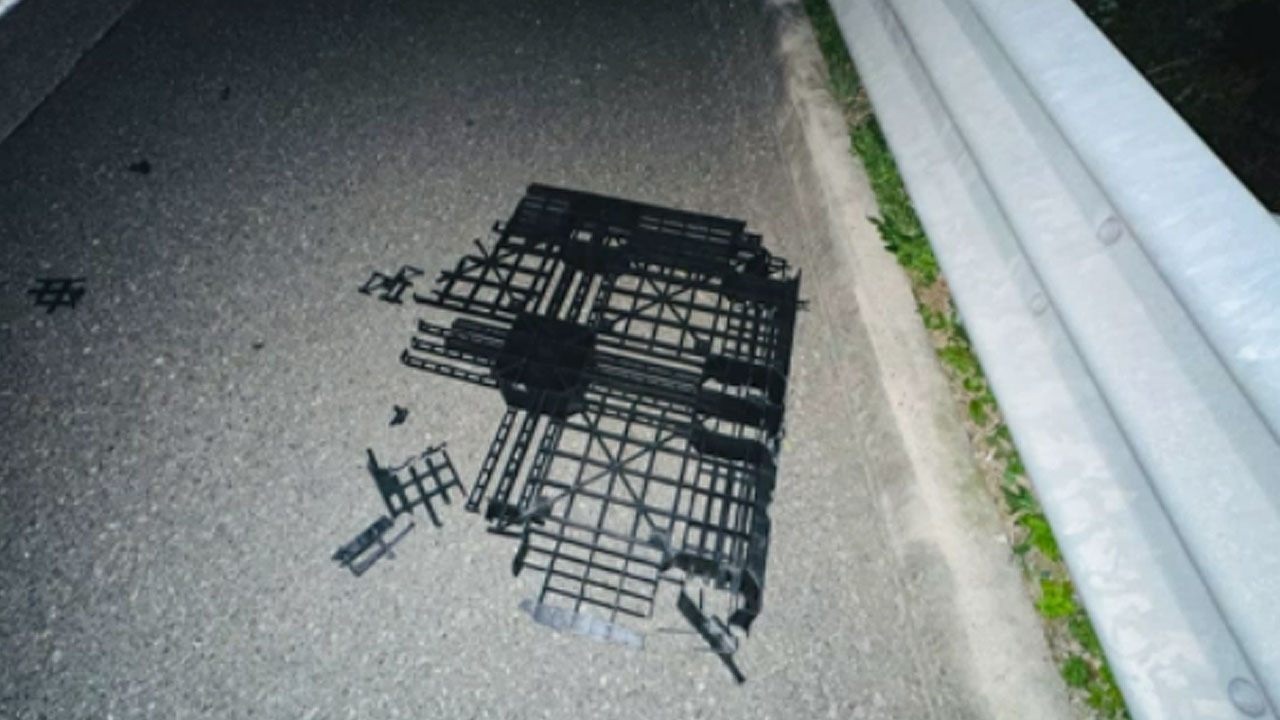 동해고속도로 달리던 화물차에서 팔레트 떨어져‥차량 5대 파손