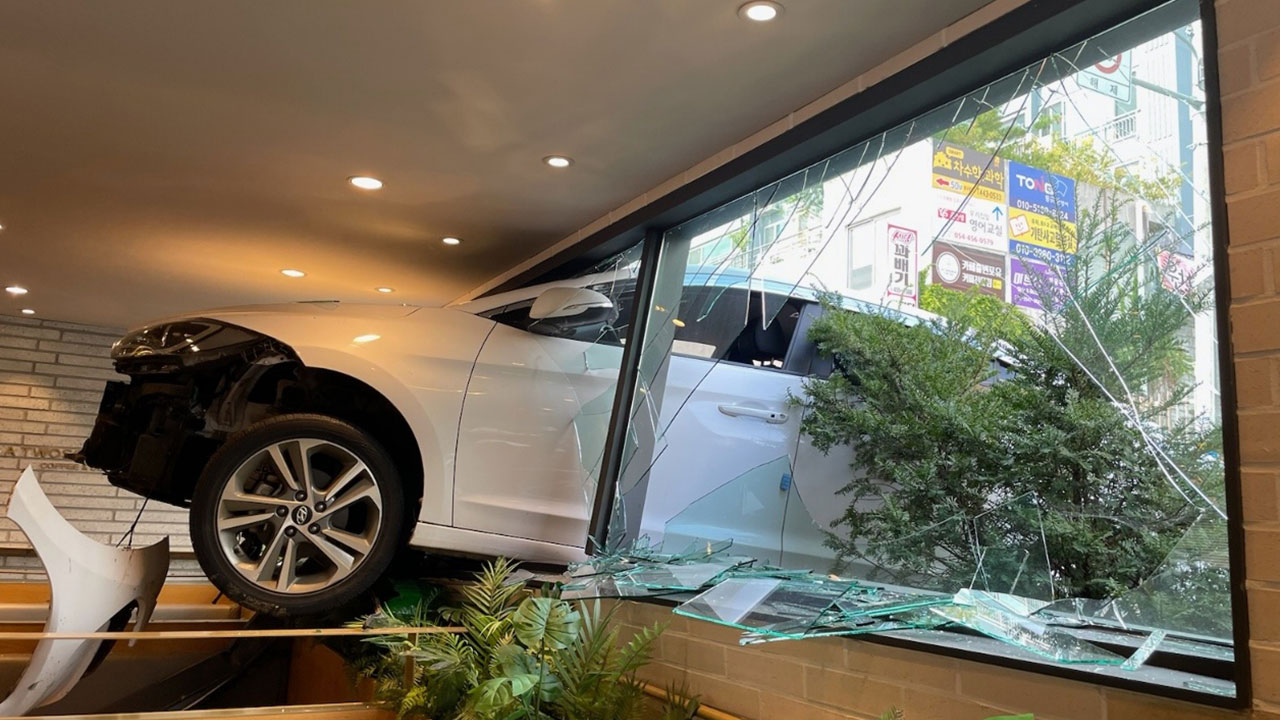 경북 구미서 승용차, 카페로 돌진‥20대 1명 부상