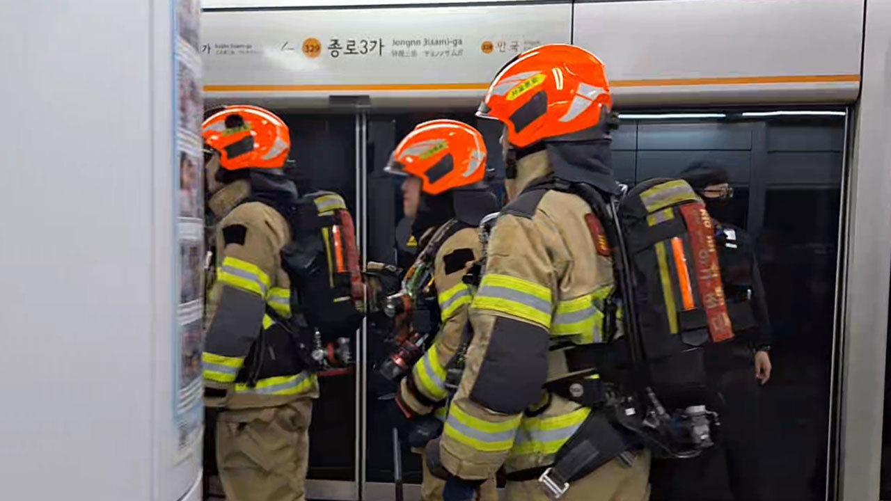 출근길 서울 지하철 종로3가역에서 연기‥열차 7대 무정차 통과