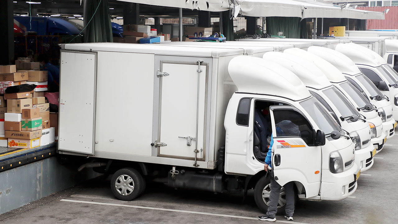 "공항 가려고" 열쇠 꽂힌 택배차 훔쳐 25km 질주한 중국인 검거