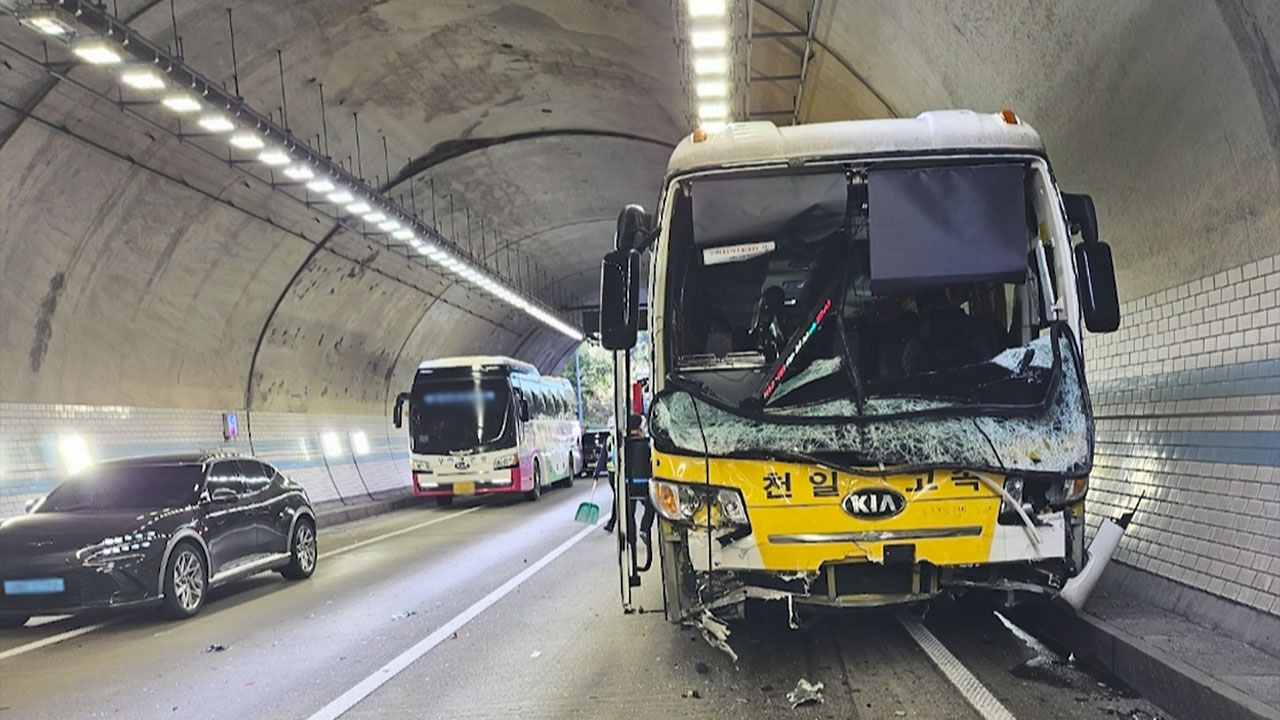 충북 보은군 청주영덕고속도로 터널서 버스가 승합차 추돌‥4명 사망