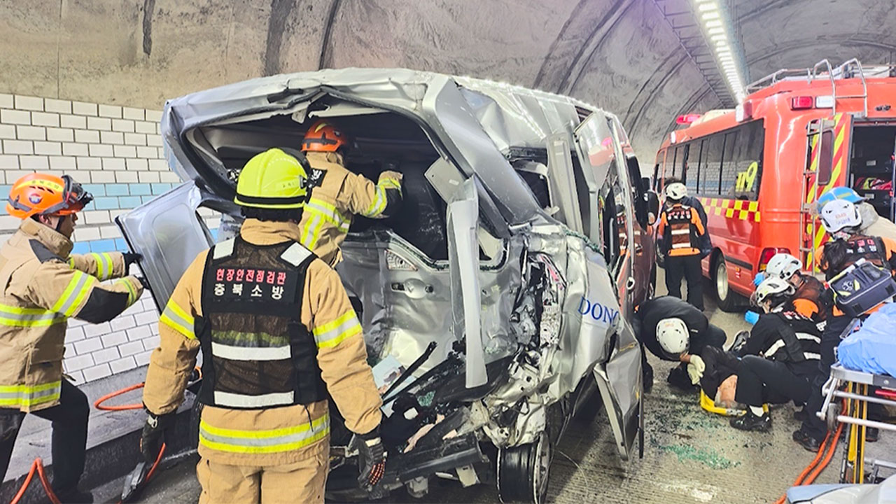 충북 보은군 청주영덕고속도로 터널서 버스가 승합차 추돌‥4명 사망