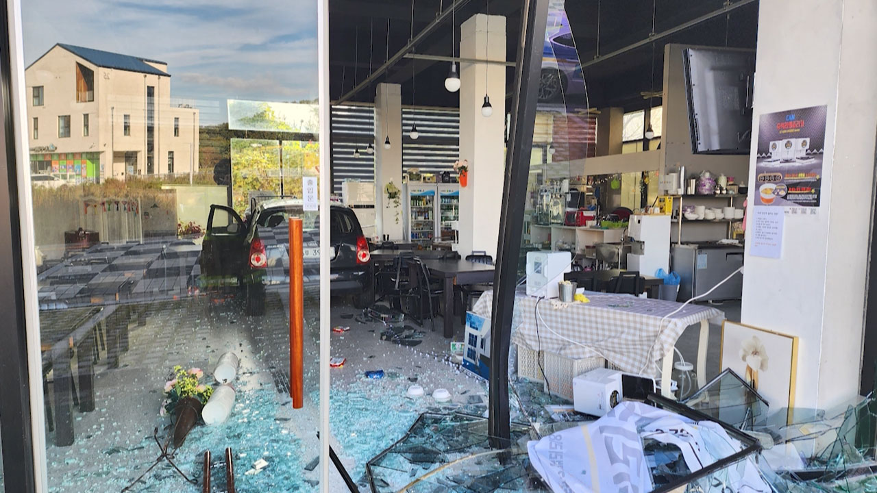 인천 식당으로 승용차 돌진‥주차하려다 엑셀 잘못 밟아