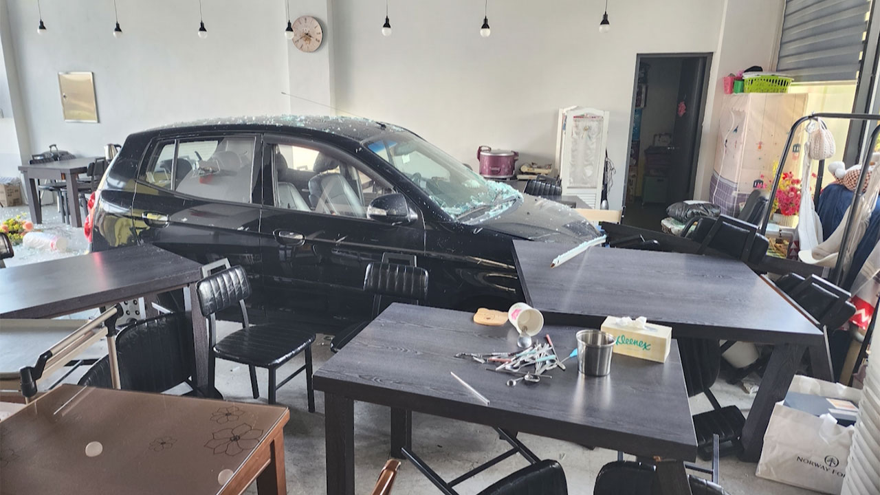 인천 식당으로 승용차 돌진‥주차하려다 엑셀 잘못 밟아