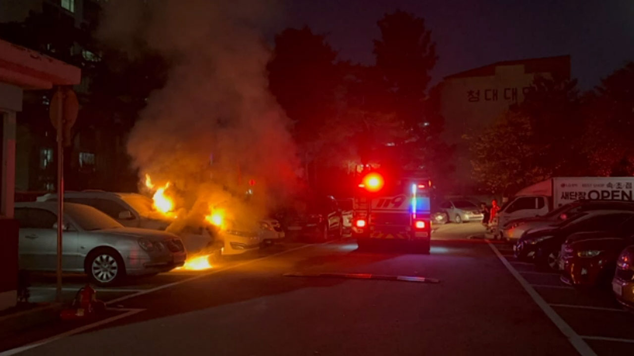 속초 아파트단지 주차장서 차량 화재‥30분 만에 진압