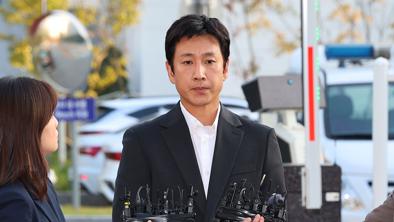 마약 투약 혐의 이선균 경찰 출석 "실망감 드려 죄송하다"