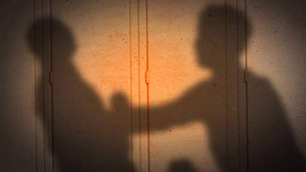 "핸드폰 그만 보라" 꾸중 듣고 아버지 숨지게 한 20대 구속 기소