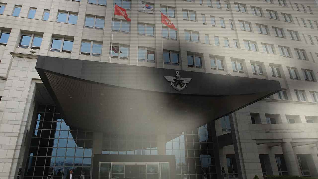 용산 대통령실 앞 경찰관 2명에게 흉기 휘두른 70대 남성 체포