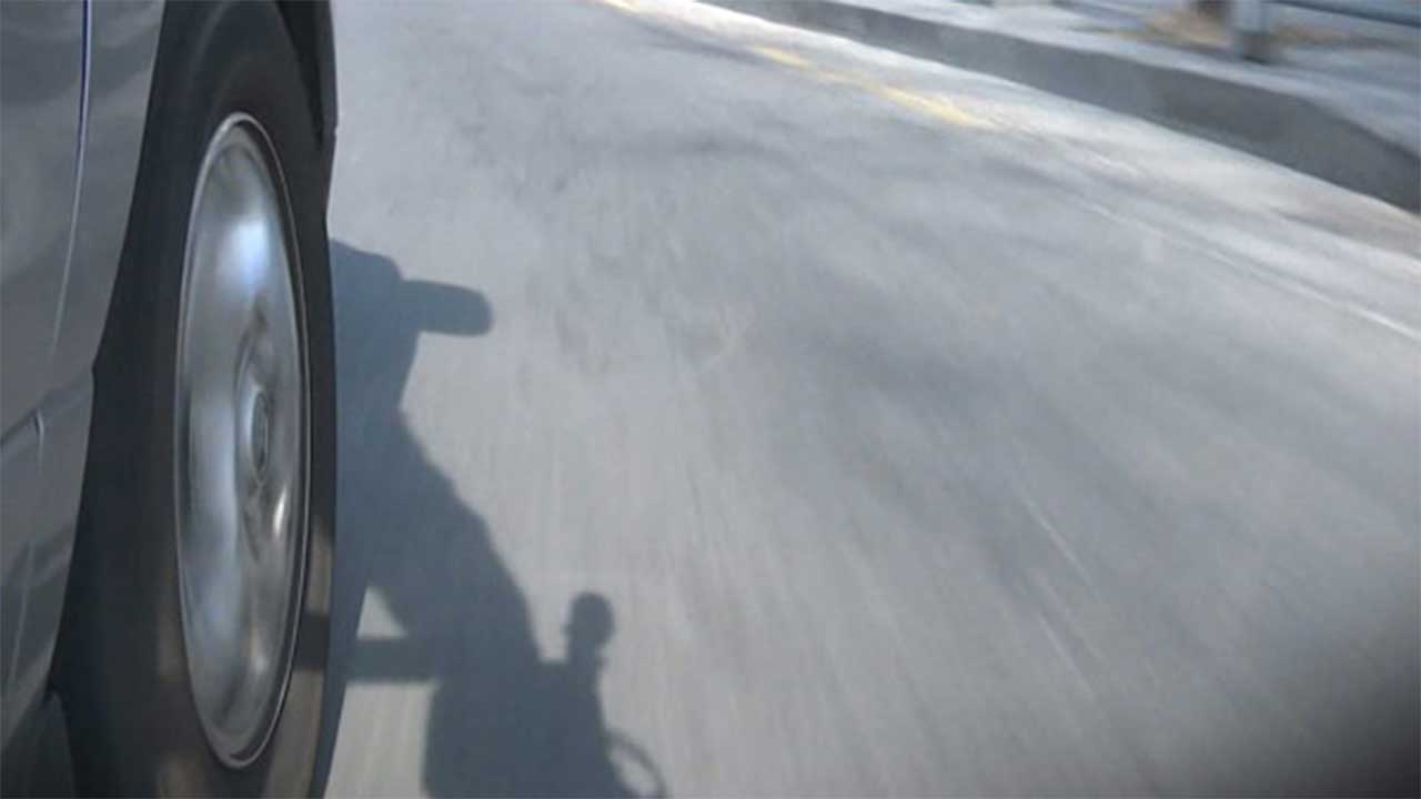 서울 전통시장 인근서 재규어 차량 카페로 돌진‥1명 경상