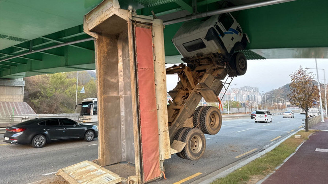 경북 구미서 달리던 덤프트럭 교량에 끼여‥2시간 정체