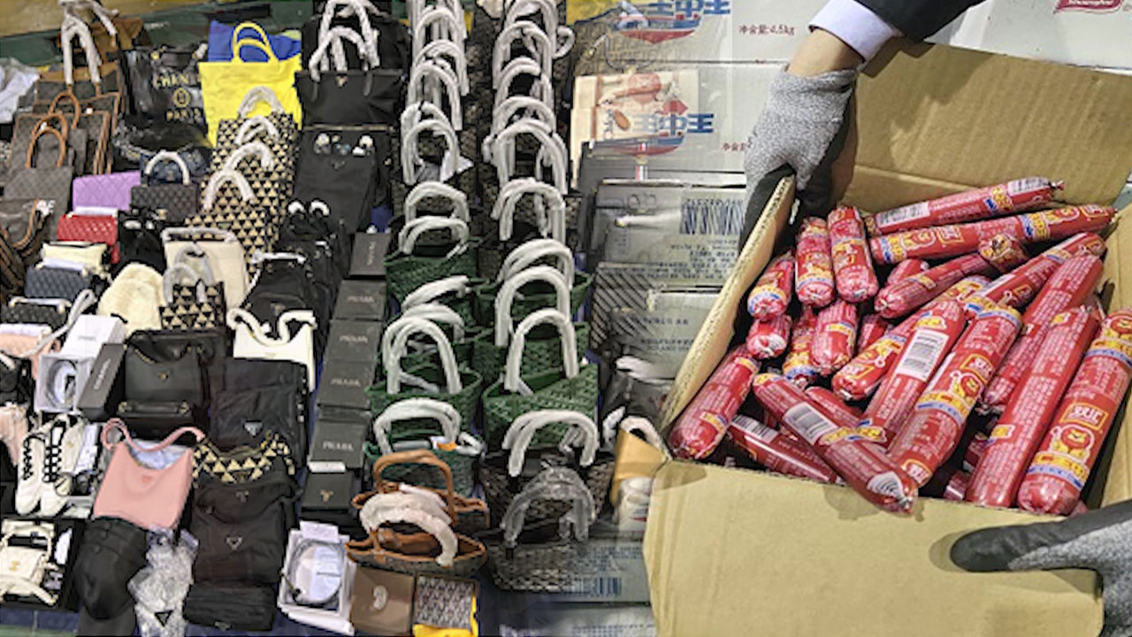 '옷걸이 수입' 위장 컨테이너에 700억대 밀수품 가득 들여온 일당 검거