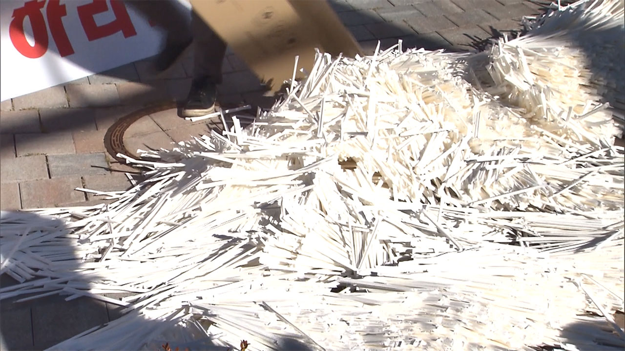 "일회용품 쓰라고요? 우리가 알던 환경부 맞나요?"