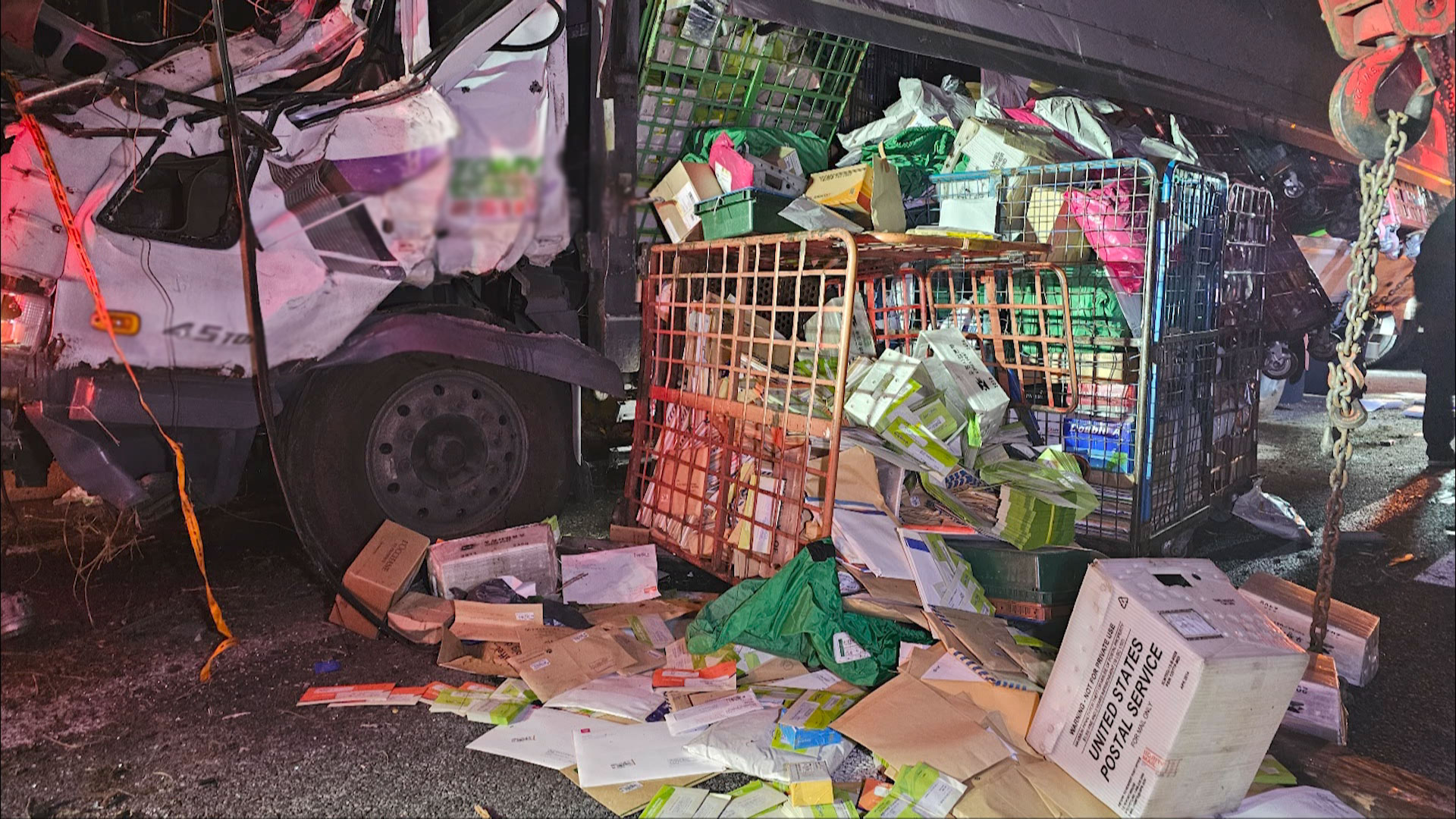 경부고속도로서 5.5톤 화물차 전도‥ 60대 운전자 중상