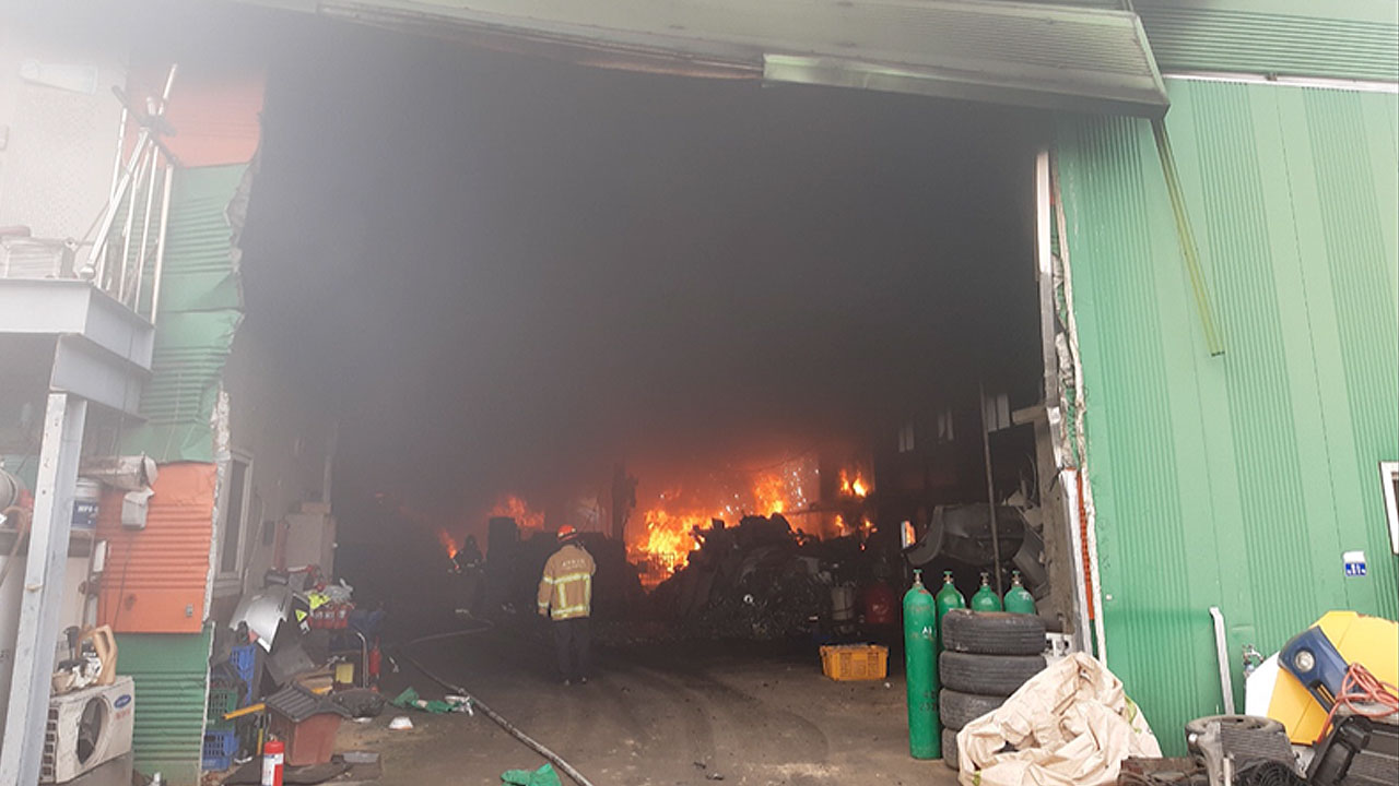 이천 폐차장 화재 큰 불길 잡혀‥완진까지 시간 걸릴 듯