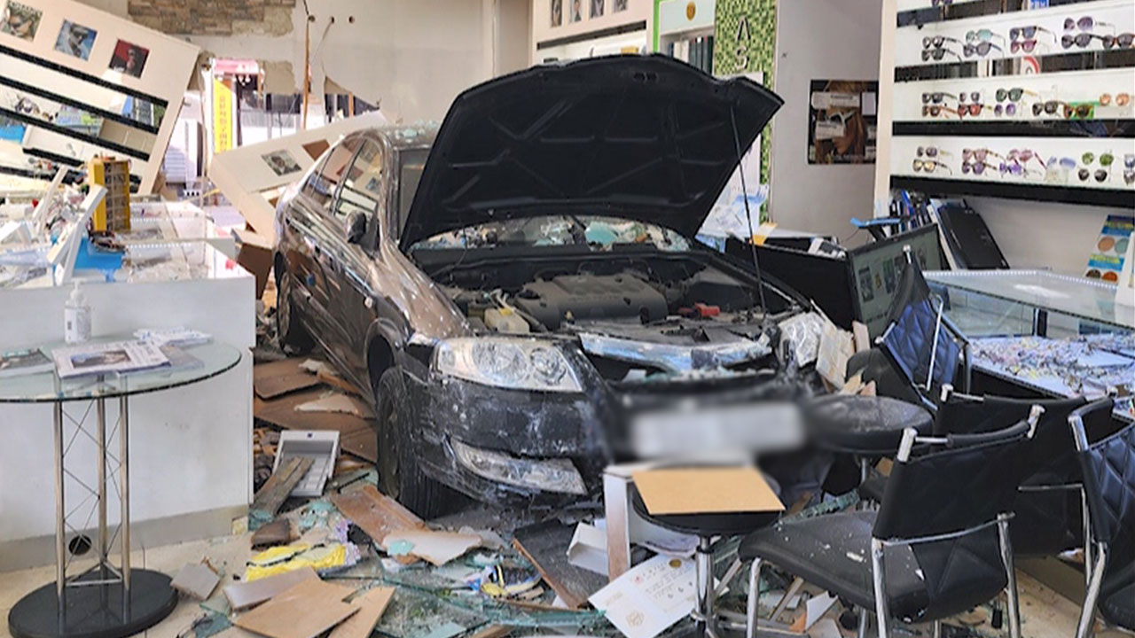 인천 논현동 안경점으로 80대 운전자 차량 돌진